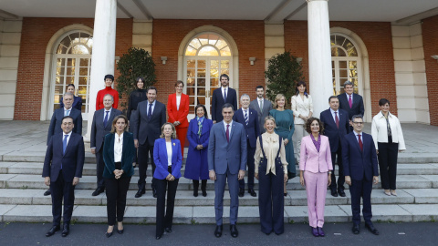 Tradicional foto de familia con el presidente del Gobierno, Pedro Sánchez, junto a sus 22 ministros y ministras en la escalera del palacio de Moncloa antes del primer Consejo de Ministros este 22 de noviembre de 2023. Tradicional foto de familia con el presidente del Gobierno, Pedro Sánchez, junto a sus 22 ministros y ministras en la escalera del palacio de Moncloa antes del primer Consejo de Ministros este 22 de noviembre de 2023.