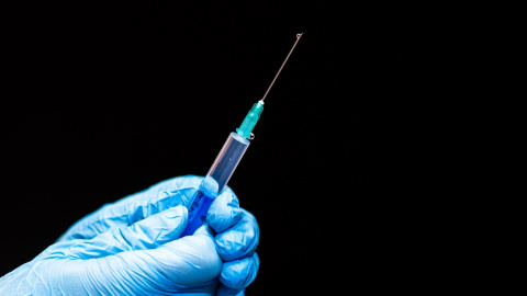 04/02/2022-Un médico prepara una inyección de vacuna contra la covid 19 durante una campaña de vacunación en Austria (11/03/2021). 04/02/2022-Un médico prepara una inyección de vacuna contra la covid 19 durante una campaña de vacunación en Austria (11/03/2021).