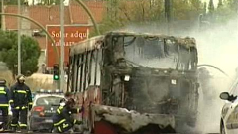 Se incendia un autobús en Madrid con tres pasajeros y el conductor dentro Se incendia un autobús en Madrid con tres pasajeros y el conductor dentro