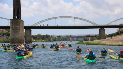 11/06/2023 - Activistes de la PDE recorrent en piragua el riu Ebre. 11/06/2023 - Activistes de la PDE recorrent en piragua el riu Ebre.