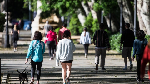 Transeúntes caminando y haciendo deporte por la calle del Prado de Madrid. Imagen de archivo Transeúntes caminando y haciendo deporte por la calle del Prado de Madrid. Imagen de archivo