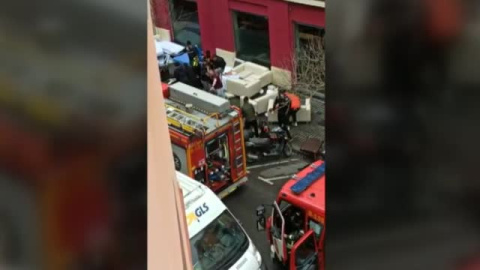 Dos personas saltan al vacío acorraladas por las llamas en el incendio de un hotel en Barcelona Dos personas saltan al vacío acorraladas por las llamas en el incendio de un hotel en Barcelona