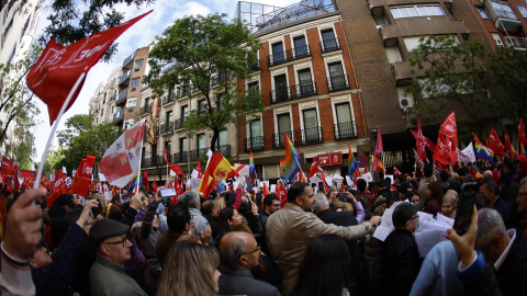 Simpatizantes del PSOE se concentran en los alrededores de la sede socialista de Ferraz para mostrar su apoyo al presidente del Gobierno, Pedro Sánchez, en el marco de la celebración de un Comité Federal del partido Simpatizantes del PSOE se concentran en los alrededores de la sede socialista de Ferraz para mostrar su apoyo al presidente del Gobierno, Pedro Sánchez, en el marco de la celebración de un Comité Federal del partido