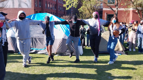 Estudiantes propalestina bailan un tradicional baile popular en simbología a su apoyo al pueblo palestino en la Universidad Northeastern en Boston (EEUU). Estudiantes propalestina bailan un tradicional baile popular en simbología a su apoyo al pueblo palestino en la Universidad Northeastern en Boston (EEUU).