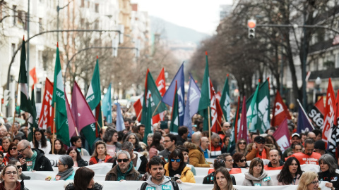 Decenas de personas con una pancarta durante una manifestación en bajo el lema: ‘A favor del servicio público, consensuar aquí los salarios y el empleo’, el 12 de marzo de 2024, en Bilbao. Decenas de personas con una pancarta durante una manifestación en bajo el lema: ‘A favor del servicio público, consensuar aquí los salarios y el empleo’, el 12 de marzo de 2024, en Bilbao.