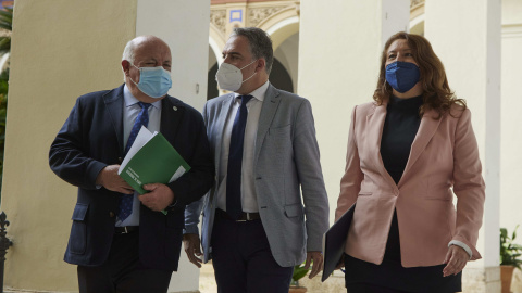 La consejera de Agricultura de la Junta de Andalucía, Carmen Crespo, (d) el consejero de la Presidencia, Elías Bendodo, (2d) y el consejero de Sanidad, Jesús Aguirre,(i). La consejera de Agricultura de la Junta de Andalucía, Carmen Crespo, (d) el consejero de la Presidencia, Elías Bendodo, (2d) y el consejero de Sanidad, Jesús Aguirre,(i).