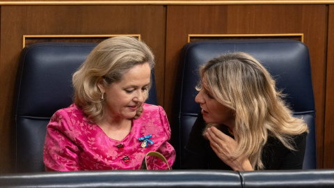 La vicepresidenta segunda y ministra de Economía, Nadia Calviño, y la vicepresidenta segunda y ministra de Trabajo y Economía Social, Yolanda Díaz, conversan durante el acto de jura de la Constitución ante las Cortes Generales, en el Congreso de los La vicepresidenta segunda y ministra de Economía, Nadia Calviño, y la vicepresidenta segunda y ministra de Trabajo y Economía Social, Yolanda Díaz, conversan durante el acto de jura de la Constitución ante las Cortes Generales, en el Congreso de los