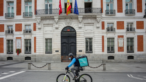 'Rider' de Deliveroo. Foto de archivo. 'Rider' de Deliveroo. Foto de archivo.