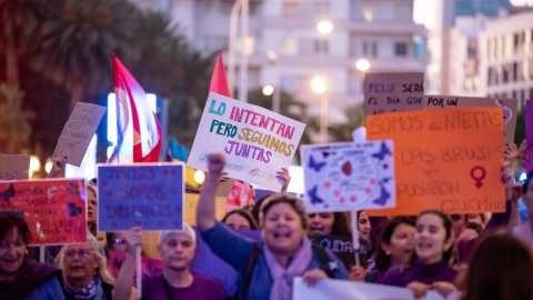 Cientos de personas durante una manifestación con motivo del Día Internacional de la Mujer, a 8 de marzo de 2023, en Las Palmas de Gran Canaria, Gran Canaria, Canarias, (España) Cientos de personas durante una manifestación con motivo del Día Internacional de la Mujer, a 8 de marzo de 2023, en Las Palmas de Gran Canaria, Gran Canaria, Canarias, (España)