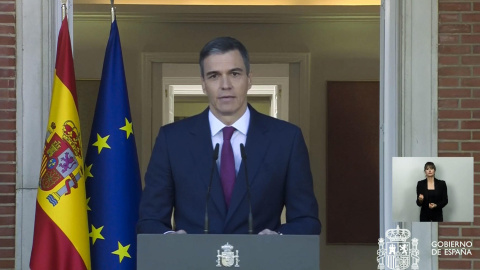 Captura de video de la señal institucional de La Moncloa, de la comparecencia del presidente del Gobierno, Pedro Sánchez, en la que ha comunicado este lunes que ha decidido seguir al frente del Ejecutivo Captura de video de la señal institucional de La Moncloa, de la comparecencia del presidente del Gobierno, Pedro Sánchez, en la que ha comunicado este lunes que ha decidido seguir al frente del Ejecutivo