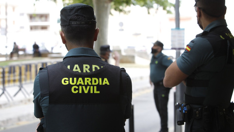 Imagen de archivo de dos agentes de Guardia Civil Imagen de archivo de dos agentes de Guardia Civil