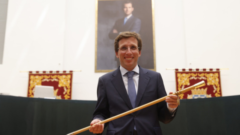 El alcalde de Madrid, José Luis Martínez Almeida, posa con el bastón de mando tras el pleno constitutivo del Consistorio madrileño, a 17 de junio de 2023. El alcalde de Madrid, José Luis Martínez Almeida, posa con el bastón de mando tras el pleno constitutivo del Consistorio madrileño, a 17 de junio de 2023.