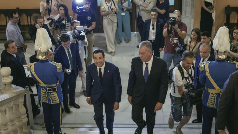El nuevo alcalde de Sevilla, José Luis Sanz, del PP, y el presidente de la Junta, Juanma Moreno, suben las escaleras del Ayuntamiento poco antes del acto de toma de posesión, a 17 de junio de 2023 El nuevo alcalde de Sevilla, José Luis Sanz, del PP, y el presidente de la Junta, Juanma Moreno, suben las escaleras del Ayuntamiento poco antes del acto de toma de posesión, a 17 de junio de 2023
