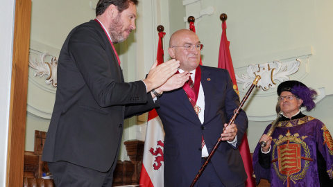 El nuevo alcalde de Valladolid, Jesús Julio Carnero, recibe el bastón de mando de manos de su antecesor en el cargo, Óscar Puente, a 17 de junio de 2023 El nuevo alcalde de Valladolid, Jesús Julio Carnero, recibe el bastón de mando de manos de su antecesor en el cargo, Óscar Puente, a 17 de junio de 2023