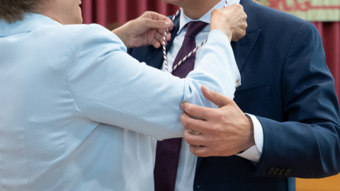 El alcalde entrante de la ciudad, Conrado Escobar, recibe la medalla de concejal en la sesión de constitución del Ayuntamiento de Logroño, a 17 de junio de 2023 El alcalde entrante de la ciudad, Conrado Escobar, recibe la medalla de concejal en la sesión de constitución del Ayuntamiento de Logroño, a 17 de junio de 2023