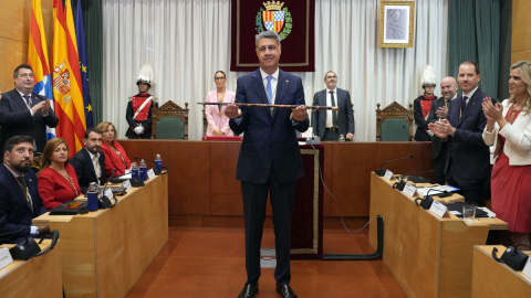 El cabeza de lista del PP en Badalona (Barcelona), Xavier Garcia Albiol, con la vara de mando tras ser investido como nuevo alcalde, a 17 de junio de 2023 El cabeza de lista del PP en Badalona (Barcelona), Xavier Garcia Albiol, con la vara de mando tras ser investido como nuevo alcalde, a 17 de junio de 2023