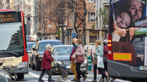 viandantes cruzan una calle de Logroño con mascarillas, pese a que los riojanos, como el resto de los españoles, se despiden hoy de la obligatoriedad del uso de las mascarillas en el exterior, una medida que entró en vigor el pasado 24 de diciembre en viandantes cruzan una calle de Logroño con mascarillas, pese a que los riojanos, como el resto de los españoles, se despiden hoy de la obligatoriedad del uso de las mascarillas en el exterior, una medida que entró en vigor el pasado 24 de diciembre en