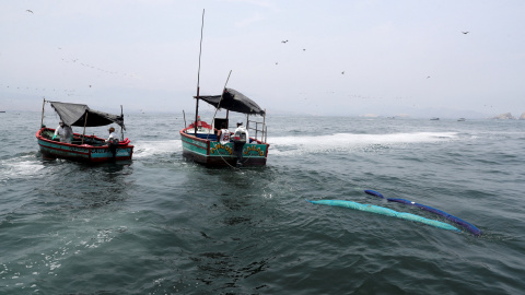 09/02/2022 Pescadores limpian el agua después de que Repsol de España derramara más de 10.000 barriles de petróleo crudo en el Océano Pacífico 09/02/2022 Pescadores limpian el agua después de que Repsol de España derramara más de 10.000 barriles de petróleo crudo en el Océano Pacífico