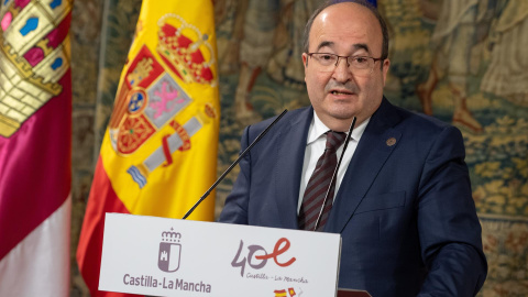 El ministro de Cultura y Deporte, Miquel Iceta, durante la comparecencia posterior a la reunión mantenida con el presidente de Castilla-La Mancha, Emiliano García-Page, en el Palacio de Fuensalida. El ministro de Cultura y Deporte, Miquel Iceta, durante la comparecencia posterior a la reunión mantenida con el presidente de Castilla-La Mancha, Emiliano García-Page, en el Palacio de Fuensalida.