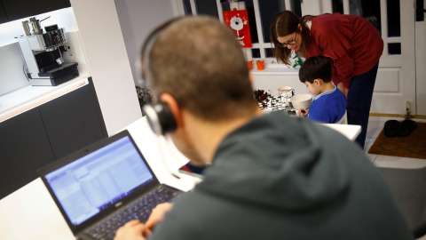 17/12/2021 Un hombre teletrabajando, en una imagen de archivo 17/12/2021 Un hombre teletrabajando, en una imagen de archivo