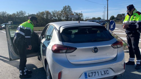 El cotxe que ha atropellat els manifestants, aturat pels Mossos. El cotxe que ha atropellat els manifestants, aturat pels Mossos.