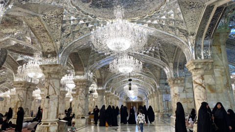 Mujeres en Alqademiah, el santuario chií de Bagdad, donde se reparten cada día 3.000 raciones de comida.