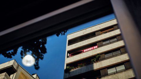 Un cartel de 'Se Vende' de una inmobiliaria en un edificio de Ourense, a 18 de abril de 2023. Un cartel de 'Se Vende' de una inmobiliaria en un edificio de Ourense, a 18 de abril de 2023.