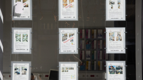 Anuncios de pisos en venta en una inmobiliaria, a 13 de abril de 2024, en Madrid. Anuncios de pisos en venta en una inmobiliaria, a 13 de abril de 2024, en Madrid.