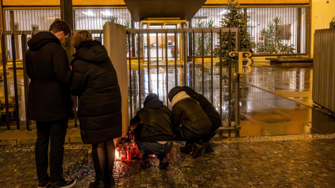 Se encienden velas en la puerta de la Facultad de Bellas Artes en Praga como luto tras el tiroteo. Se encienden velas en la puerta de la Facultad de Bellas Artes en Praga como luto tras el tiroteo.