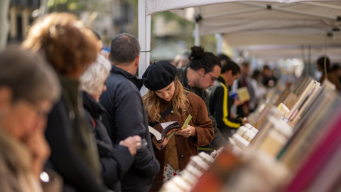 Varias personas miran libros en un puesto durante el día de Sant Jordi 2024, a 23 de abril de 2024, en Barcelona. Varias personas miran libros en un puesto durante el día de Sant Jordi 2024, a 23 de abril de 2024, en Barcelona.