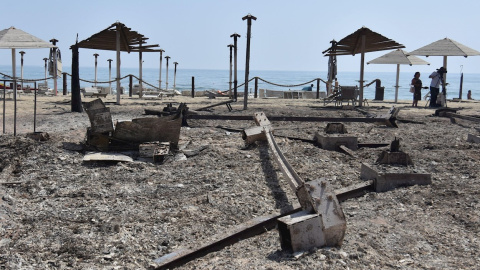 Estado de una playa cerca de Catania, Sicilia, tras el paso de las llamas.