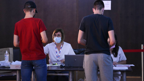 Dos adolescentes en el registro, después de recibir la primera dosis de la vacuna Pfizer en el punto de vacunación de Xátiva, situado en el Hogar de los Jubilados, a 10 de agosto de 2021, en Xátiva, Valencia, Dos adolescentes en el registro, después de recibir la primera dosis de la vacuna Pfizer en el punto de vacunación de Xátiva, situado en el Hogar de los Jubilados, a 10 de agosto de 2021, en Xátiva, Valencia,