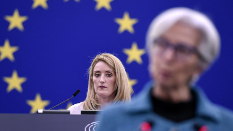La presidenta del Parlamento Europeo, Roberta Metsola, mira hacia la presidenta del BCE, Christine Lagarde durante su intervención esta semana en el pleno de la Eurocámara, en Estrasburgo. AFP/FREDERICK FLORIN La presidenta del Parlamento Europeo, Roberta Metsola, mira hacia la presidenta del BCE, Christine Lagarde durante su intervención esta semana en el pleno de la Eurocámara, en Estrasburgo. AFP/FREDERICK FLORIN