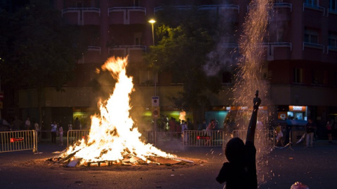 Una hoguera en Barcelona durante la pasada verbena de Sant Joan. Una hoguera en Barcelona durante la pasada verbena de Sant Joan.