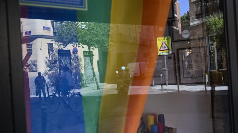 Bandera LGTBI en un escaparate del barrio de Chueca durante la celebración del Día Internacional del Orgullo LGTBI en 2021 Bandera LGTBI en un escaparate del barrio de Chueca durante la celebración del Día Internacional del Orgullo LGTBI en 2021