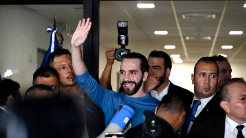 El presidente de El Salvador, Nayib Bukele, saluda cuando llega a la sede del Tribunal Supremo Electoral para registrarse para las próximas elecciones, en San Salvador, el 26 de octubre de 2023. El presidente de El Salvador, Nayib Bukele, saluda cuando llega a la sede del Tribunal Supremo Electoral para registrarse para las próximas elecciones, en San Salvador, el 26 de octubre de 2023.
