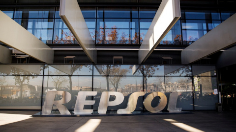 El logo de la petrolera Repsol en la entrada de su sede en Madrid. REUTERS/Andrea Comas El logo de la petrolera Repsol en la entrada de su sede en Madrid. REUTERS/Andrea Comas