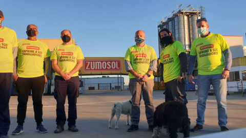 Personas con camisetas de protesta por la situación de los trabajadores de Zumosol Personas con camisetas de protesta por la situación de los trabajadores de Zumosol