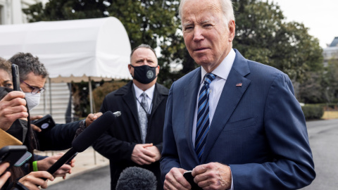 El presidente de los Estados Unidos, Joe Biden, habla con los medios de comunicación sobre la acumulación de Rusia en la frontera con Ucrania cuando sale de la Casa Blanca hacia Cleveland en Washington, DC, EE. UU., el 17 de febrero de 2022. El presidente de los Estados Unidos, Joe Biden, habla con los medios de comunicación sobre la acumulación de Rusia en la frontera con Ucrania cuando sale de la Casa Blanca hacia Cleveland en Washington, DC, EE. UU., el 17 de febrero de 2022.