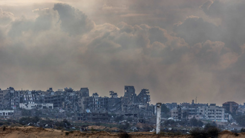 Una nube de humo se eleva sobre los edificios destruidos en Gaza mientras continúan los combates entre las tropas israelíes y Hamás, a 3/1/2024 Una nube de humo se eleva sobre los edificios destruidos en Gaza mientras continúan los combates entre las tropas israelíes y Hamás, a 3/1/2024