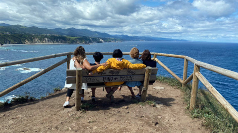 Mujeres-ocio: Un grupo de mujeres ante la costa asturian Mujeres-ocio: Un grupo de mujeres ante la costa asturian