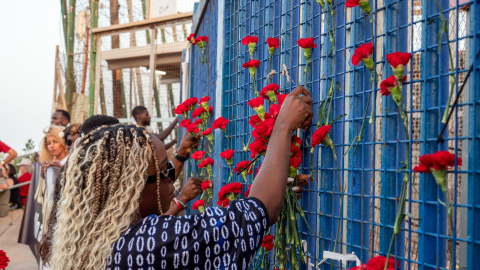 Manifestantes depositan flores en la verja del paso fronterizo de Barrio Chino, epicentro de la tragedia de Melilla del año pasado. Manifestantes depositan flores en la verja del paso fronterizo de Barrio Chino, epicentro de la tragedia de Melilla del año pasado.