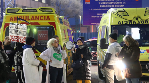 Vecinos y sanitarios de concentran a las puertas de Urgencias de La Paz, en Madrid, a 8 de enero de 2024. Vecinos y sanitarios de concentran a las puertas de Urgencias de La Paz, en Madrid, a 8 de enero de 2024.