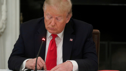 Imagen de archivo del expresidente de EEUU, Donald Trump, usando su móvil. Imagen de archivo del expresidente de EEUU, Donald Trump, usando su móvil.