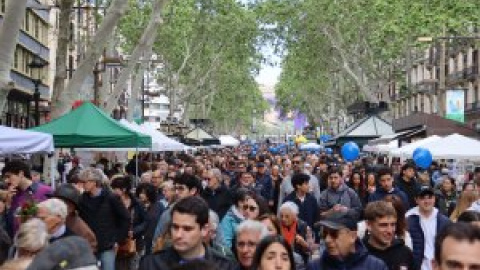 Sant Jordi, el dia que els barcelonins reconquereixen les Rambles als turistes Sant Jordi, el dia que els barcelonins reconquereixen les Rambles als turistes