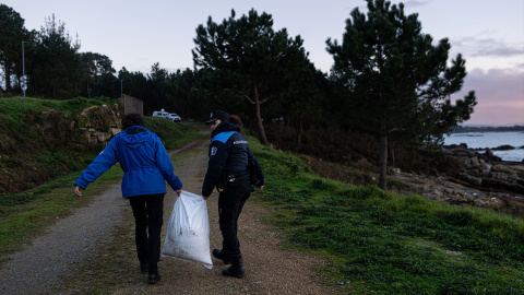 8/1/24 Un policía local de A Illa de Arousa transporta un saco de pellets del ‘Tocano’ el pasado jueves en A Illa de Arousa (Pontevedra). 8/1/24 Un policía local de A Illa de Arousa transporta un saco de pellets del ‘Tocano’ el pasado jueves en A Illa de Arousa (Pontevedra).