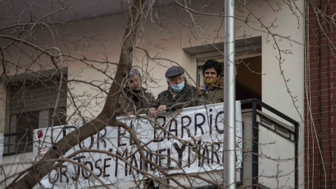 José Manuel Moreno, de 79 años, observa el despliegue policial para ejecutar su desahucio en el barrio de Carabanchel de Madrid. José Manuel Moreno, de 79 años, observa el despliegue policial para ejecutar su desahucio en el barrio de Carabanchel de Madrid.