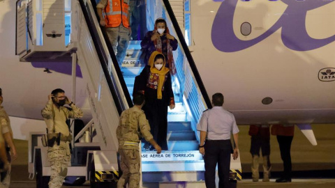 Un avión comercial de la compañía Air Europa ha aterrizado a las 22:30 horas del domingo en la base aérea de Torrejón. Un avión comercial de la compañía Air Europa ha aterrizado a las 22:30 horas del domingo en la base aérea de Torrejón.