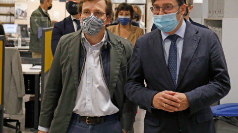 El alcalde de Madrid, José Luis Martínez-Almeida (i), y el Concejal del Grupo Municipal del Partido Popular y Portavoz Adjunto del Grupo, Álvaro González López (d), a 29 de octubre de 2021.