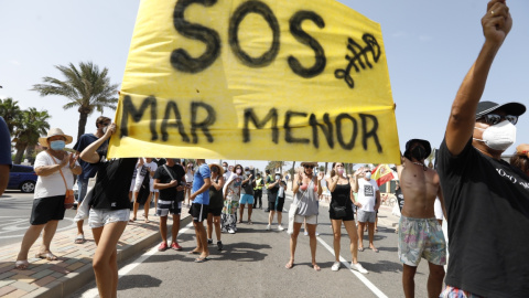Varias personas participan en una protesta en defensa del Mar Menor al paso de la Vuelta Ciclista a España, a 21 de agosto de 2021, en La Manga. Varias personas participan en una protesta en defensa del Mar Menor al paso de la Vuelta Ciclista a España, a 21 de agosto de 2021, en La Manga.